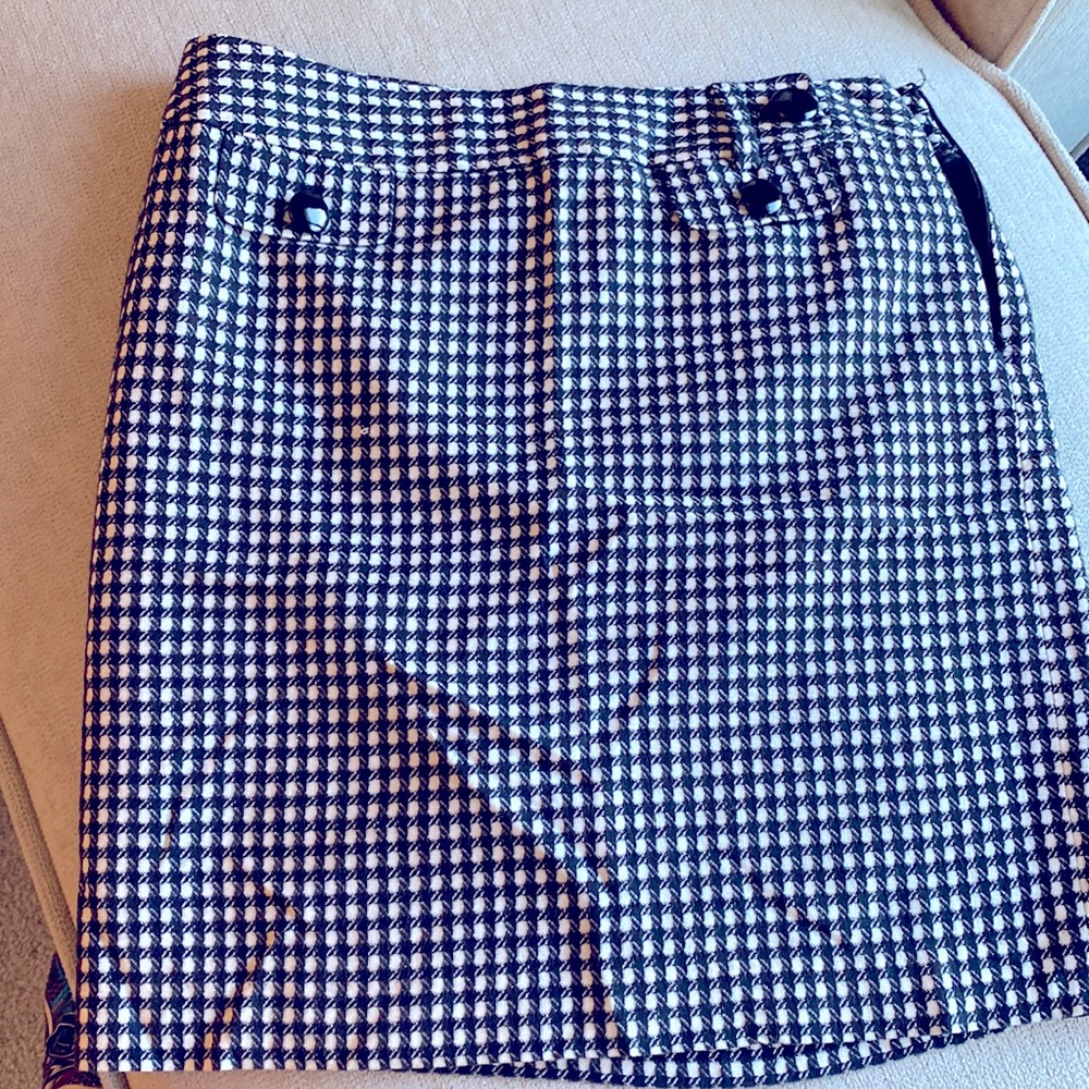 Ann Taylor Size 8 black and white skirt with lining and side zipper.
